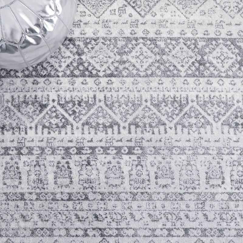 SAFAVIEH Toscana Nansy Tribal Rug