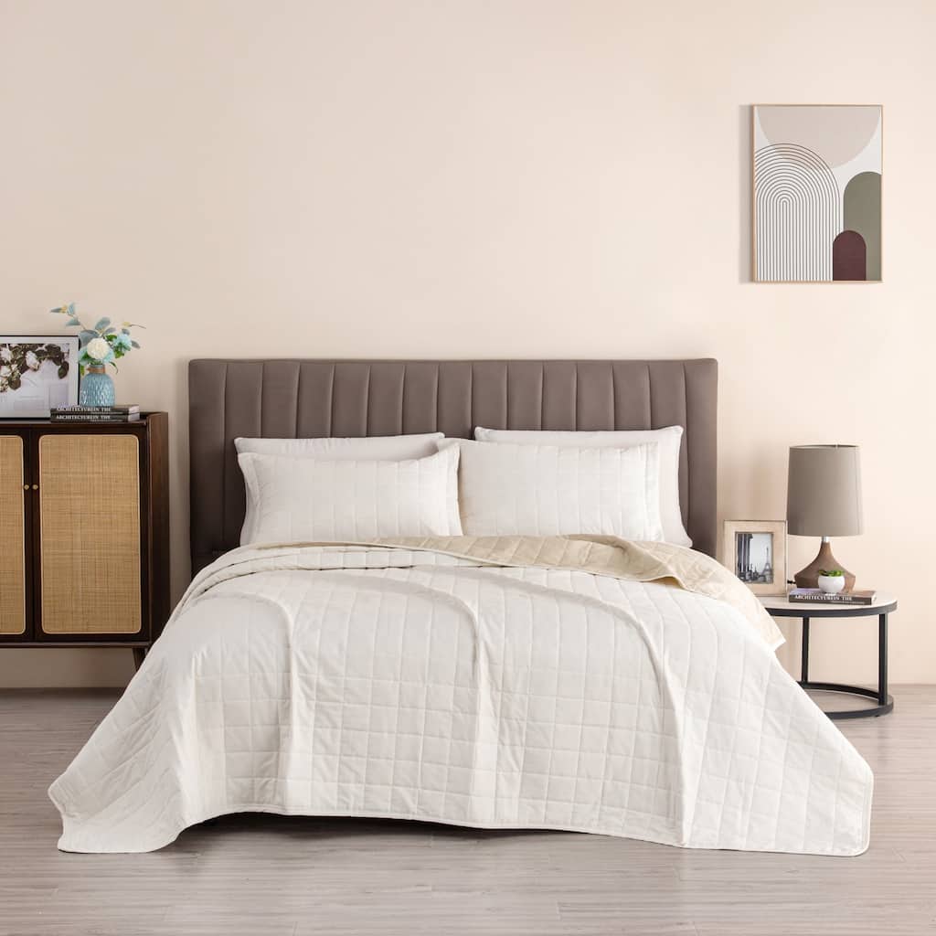 Luxurious Two-Tone Microfiber Quilt Set With Shams