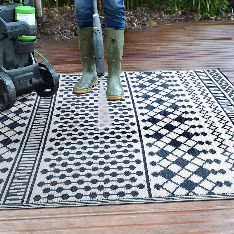 World Rug Gallery Contemporary Bohemian Geometric Reversible Recycled Plastic Outdoor Rugs