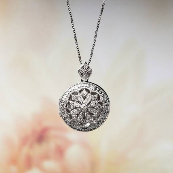 Vintage Sterling Silver Green Stone Pendant on 18.5 inch chain