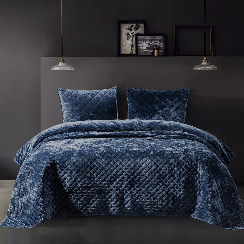 Wonderful Diamond Velvet 3 Piece Quilt Set