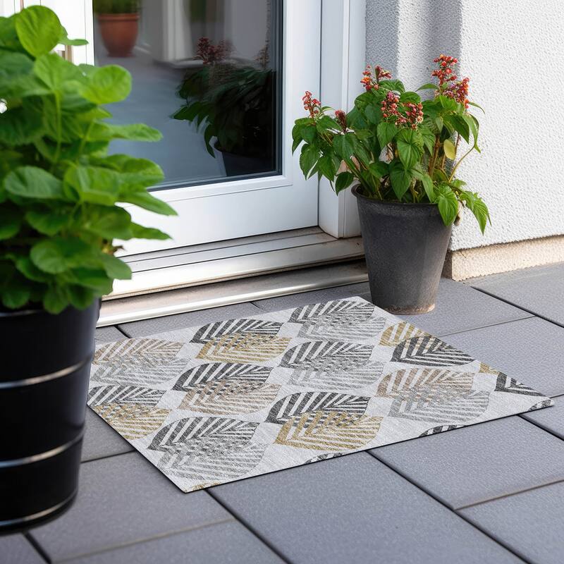 Machine Washable Indoor/ Outdoor Chantille Casual Palm Leaf Rug - Silver - 1'8" x 2'6"