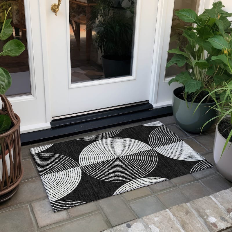 Machine Washable Indoor/ Outdoor Geo Circles Chantille Rug - Black - 1'8" x 2'6"