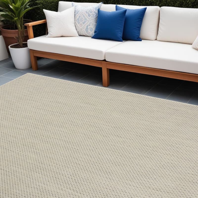 HomeRoots Contemporary Rectangle Outdoor Rug - 6' X 9' - Silver/Ivory - 6' X 9'
