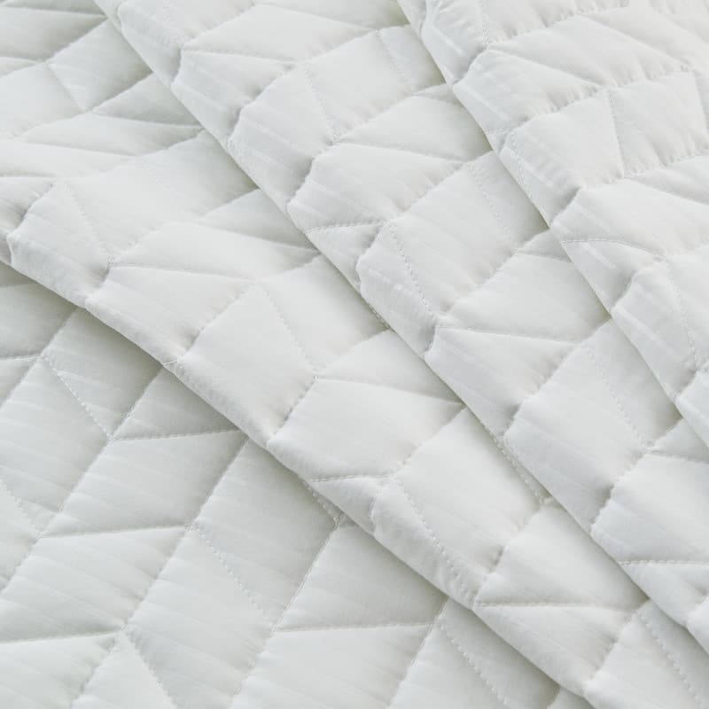 Wonderful Jacquard Quilt Set 3-Piece for All Seasons