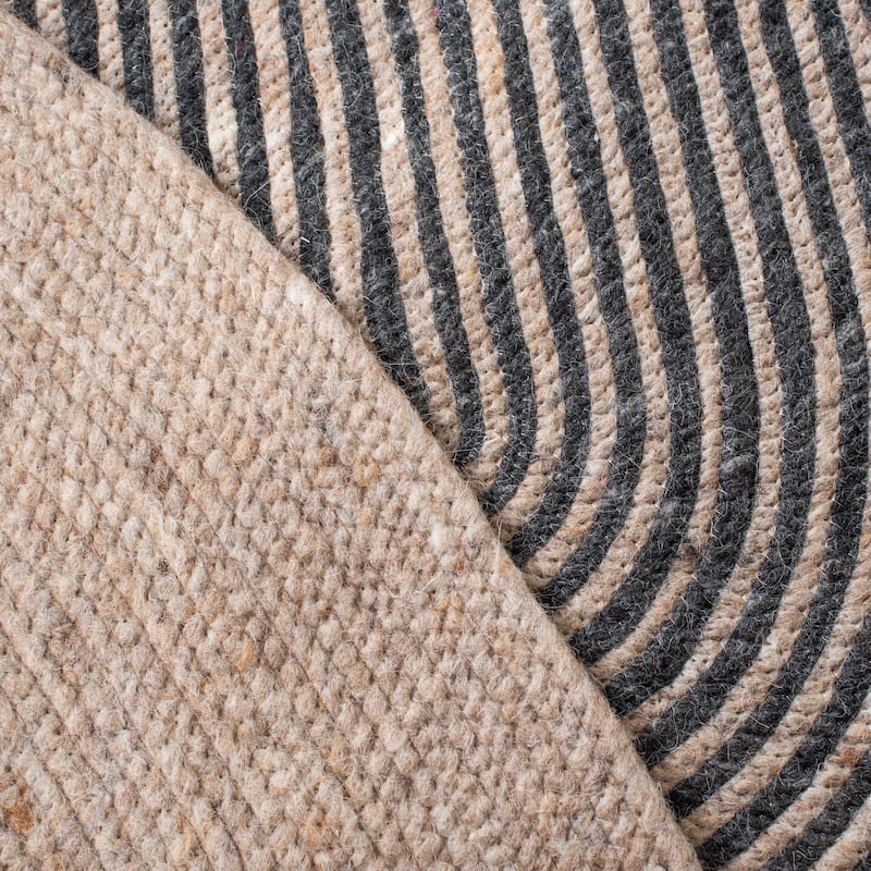 SAFAVIEH, Handmade Braided Nesrin Wool Rug