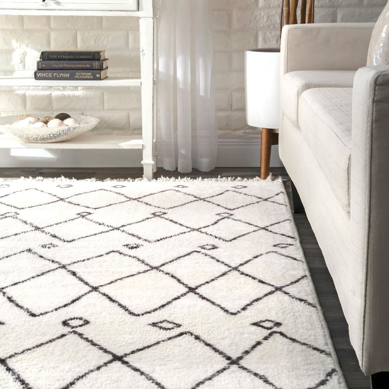 Nuloom Ivory Contemporary Cabin Diamond Moroccan Tassel Area Rug