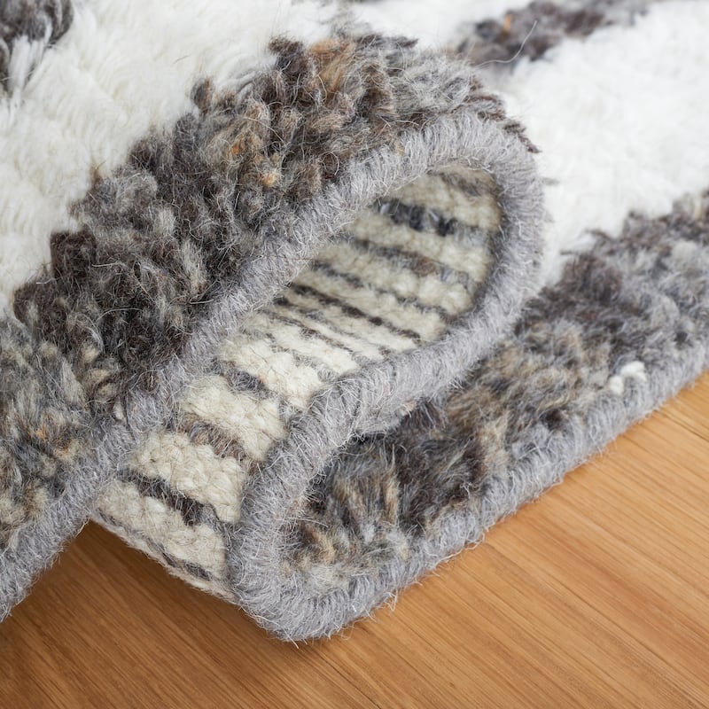 SAFAVIEH Handmade Casablanca Eavan Wool Rug