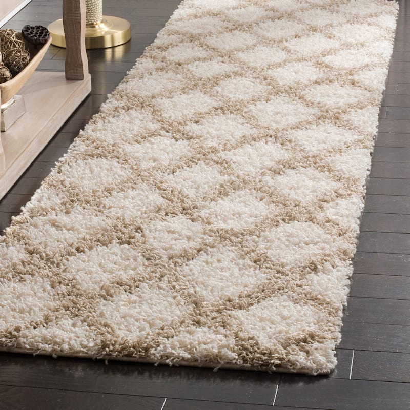 SAFAVIEH Dallas Shag Melahat Trellis 1.5-inch Thick Rug - Ivory/Beige - 2' 3" x 8'