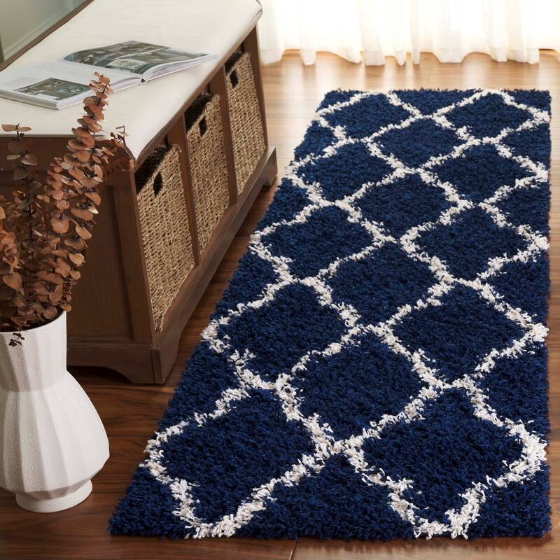 SAFAVIEH Dallas Shag Hacer Trellis 1.5-inch Thick Rug - 2'3" x 8' Runner - Navy/Ivory