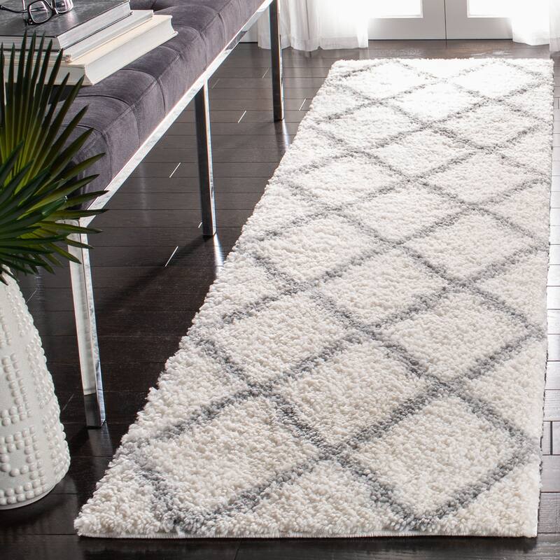 SAFAVIEH Parma Shag Salina Trellis 1.2-inch Thick Rug - 2'3" x 7' Runner - Cream/Grey