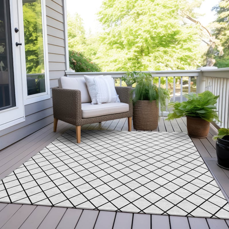 Machine Washable Indoor/ Outdoor Chantille Diamond Trellis Rug - White - 8' x 10'