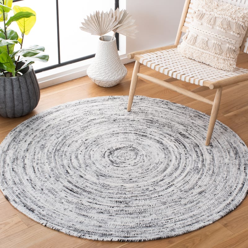 SAFAVIEH Handmade Braided Arnoldina Round Rug - 4' Round - Ivory/Black