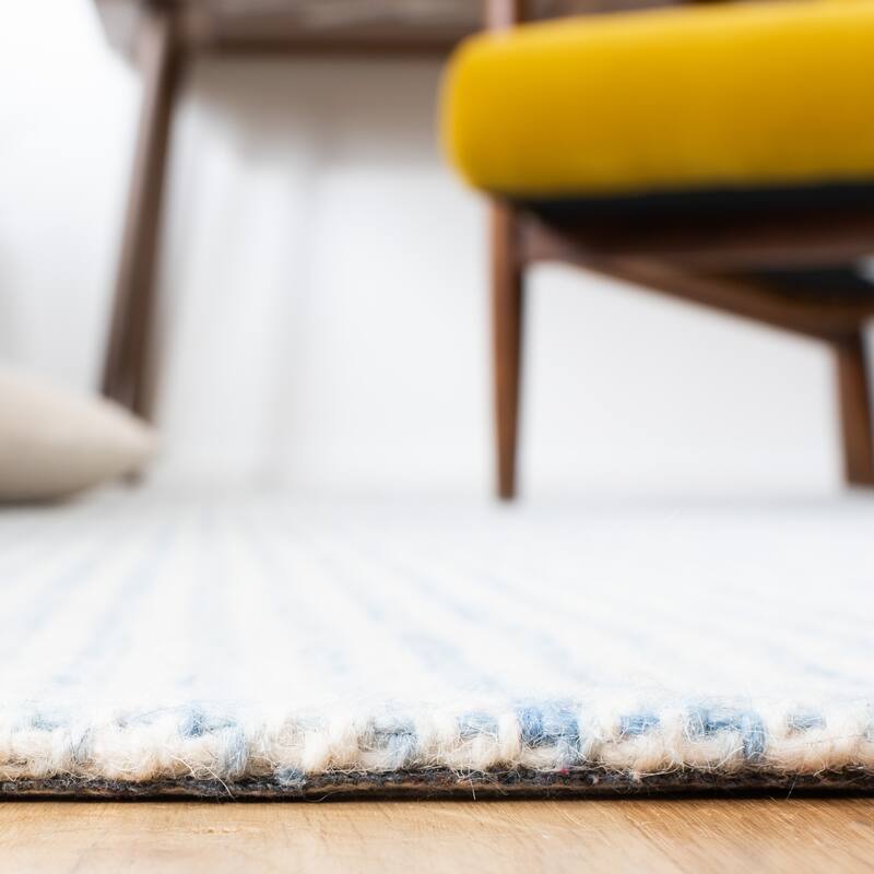 SAFAVIEH, Handmade Marbella Nahed Wool Rug