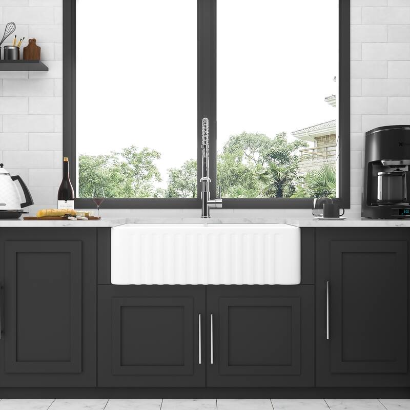 33'' Farmhouse Ceramic Double Bowl Kitchen Sink in White - 33'' x 18'' x 10'' - White - 33'' x 18'' x 10''