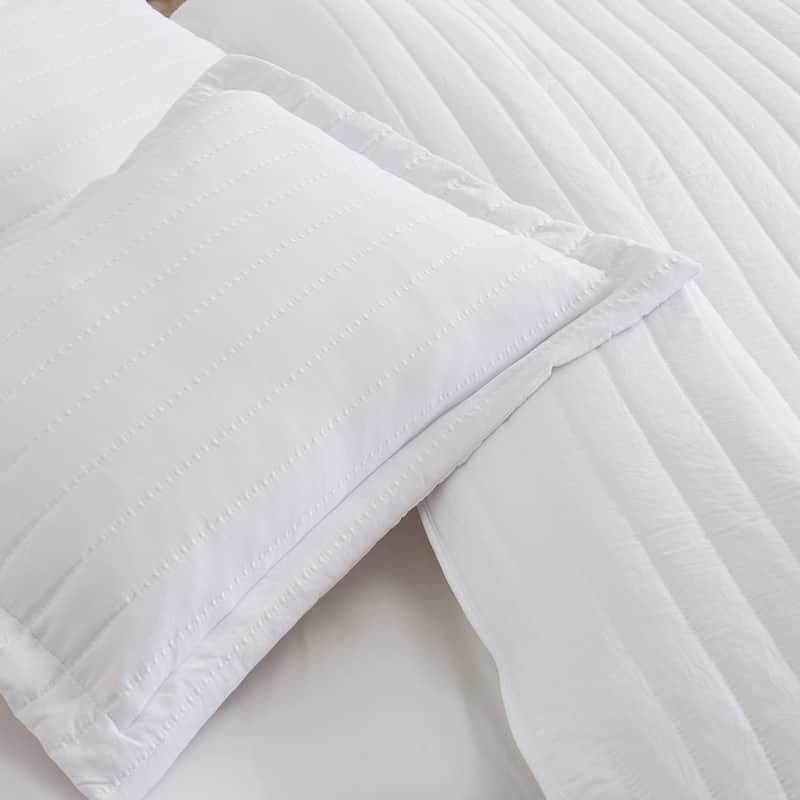 Luxurious Channel Stitch Microfiber Quilt Set With Shams