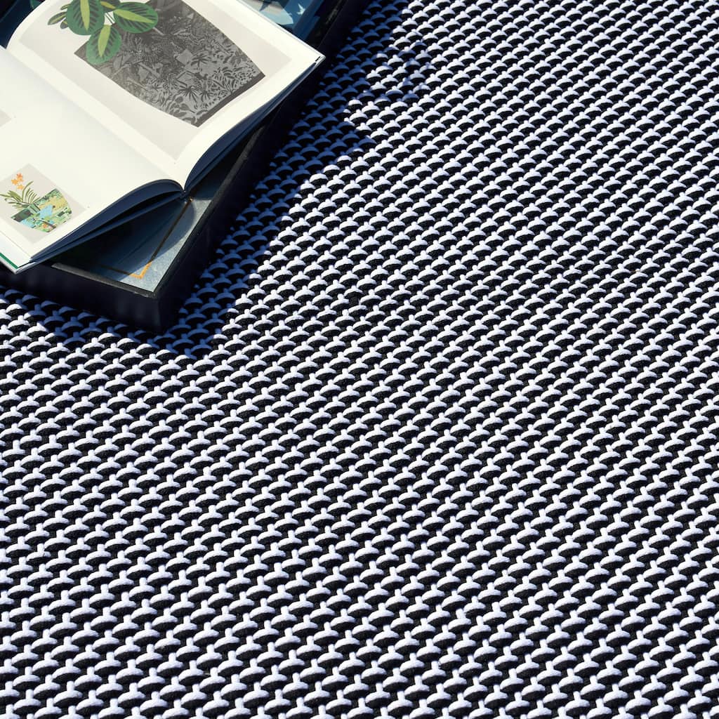 EXQUISITE RUGS Harbor Indoor/Outdoor Handwoven Polypropylene White/Black Area Rug.