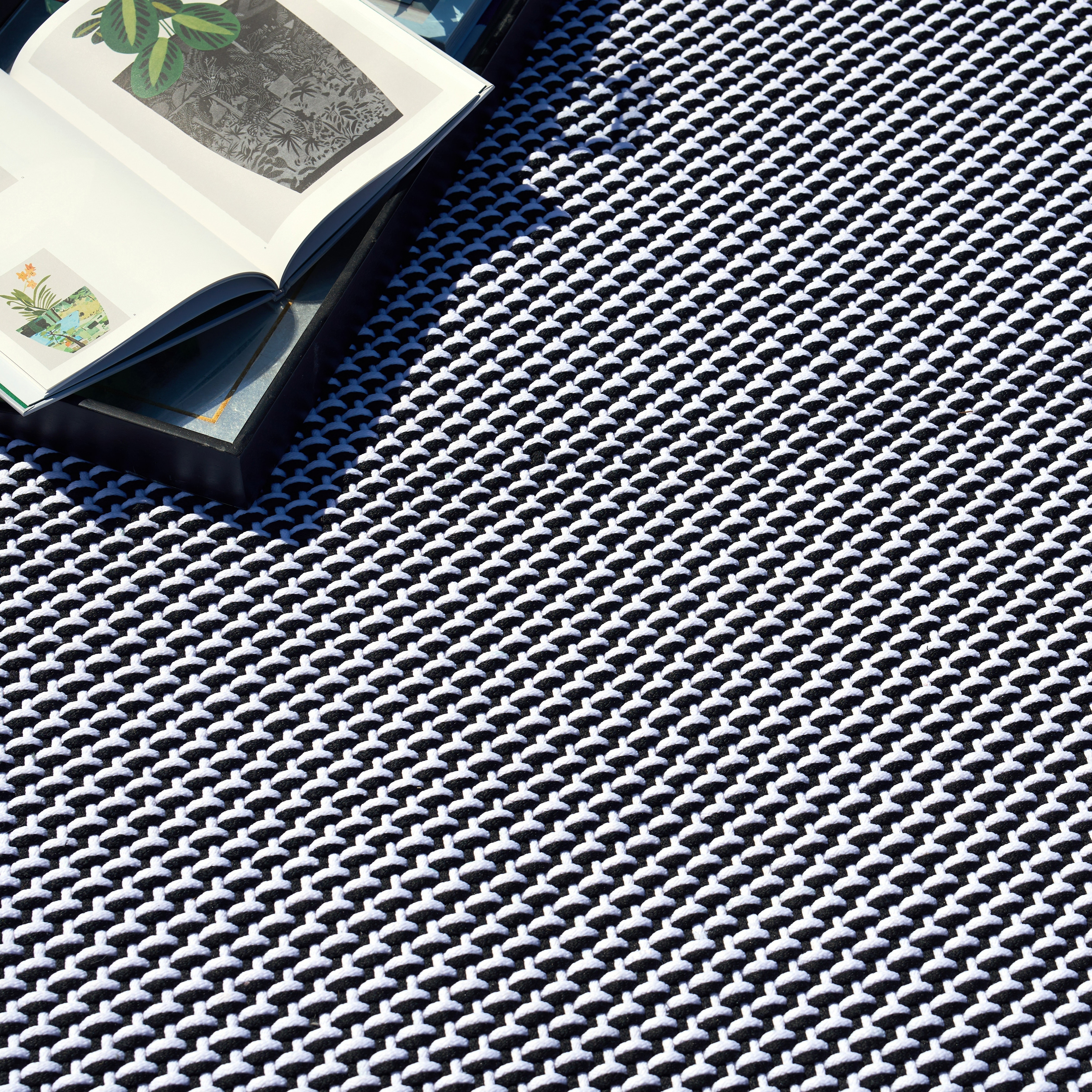 EXQUISITE RUGS Harbor Indoor/Outdoor Handwoven Polypropylene White/Black Area Rug.