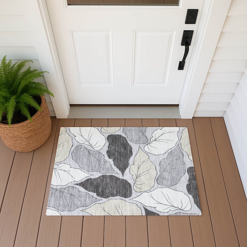 Machine Washable Indoor/ Outdoor Contemporary Floral Chantille Rug - Silver - 1'8" x 2'6"