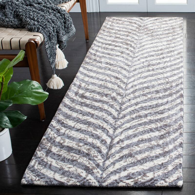 SAFAVIEH Handmade Restoration Vintage Xena Wool Rug - 2'3" x 8' Runner - Grey/Ivory