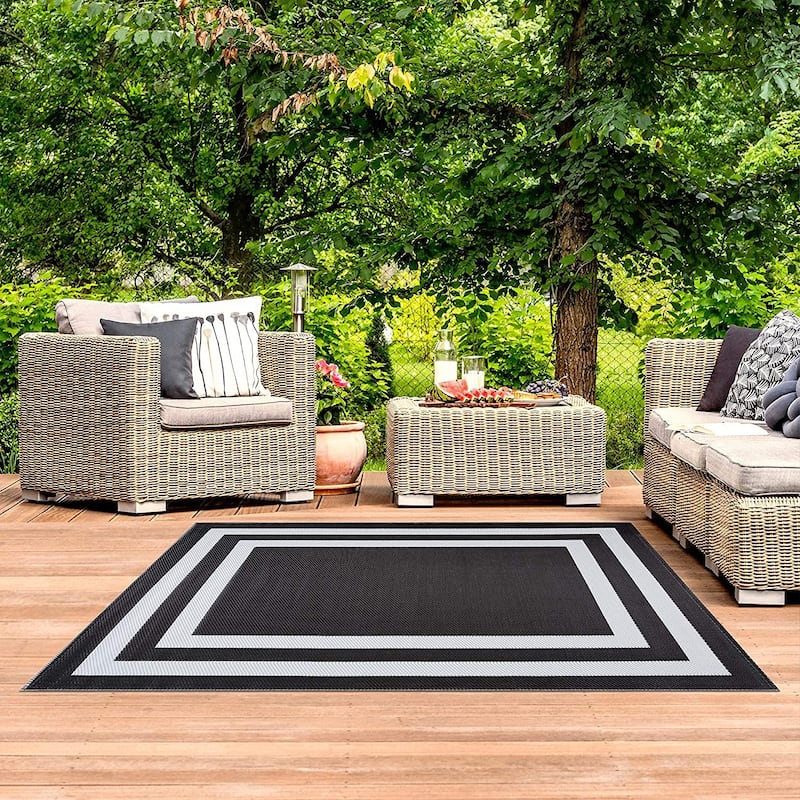 Paris Lightweight Reversible Recycled Plastic Outdoor Floor Mat/Rug - 4'x6' - Black&White