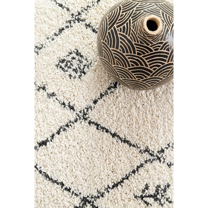 Nuloom Ivory Contemporary Soft Marrakech Diamond Trellis Aztec Tassel Shag Rug