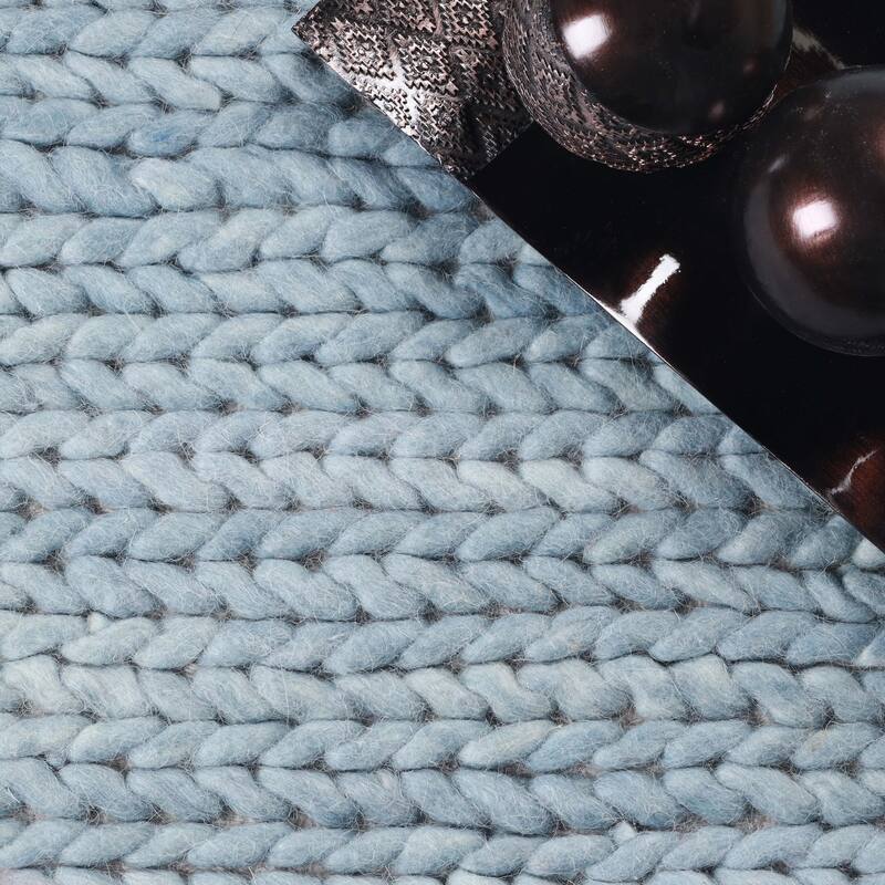 Handcrafted Traditional Rustic Handmade Braided Wool Indoor Area Rug by Superior