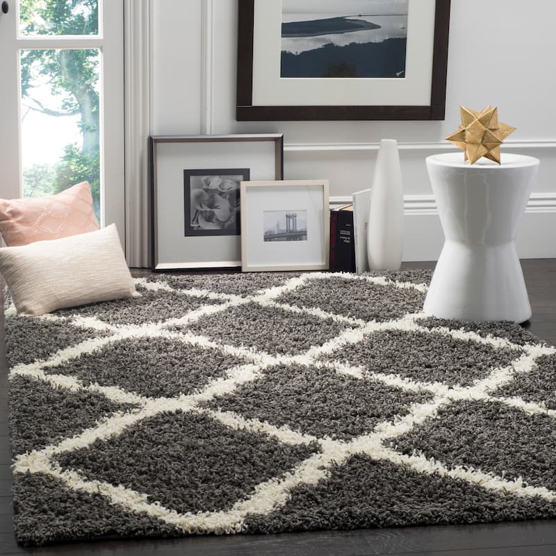 SAFAVIEH Dallas Shag Giusy Trellis 1.5-inch Thick Rug - 4' x 6' - Dark Grey/Ivory