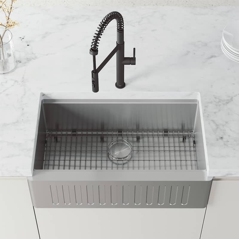 VIGO Edison Pro 20" H Single Handle Pull-Down Sprayer Kitchen Faucet