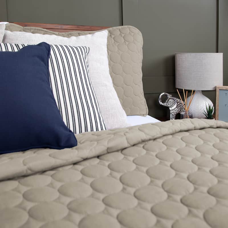 Vilano Ultra-Soft Lightweight 3-piece Quilt and Sham Set