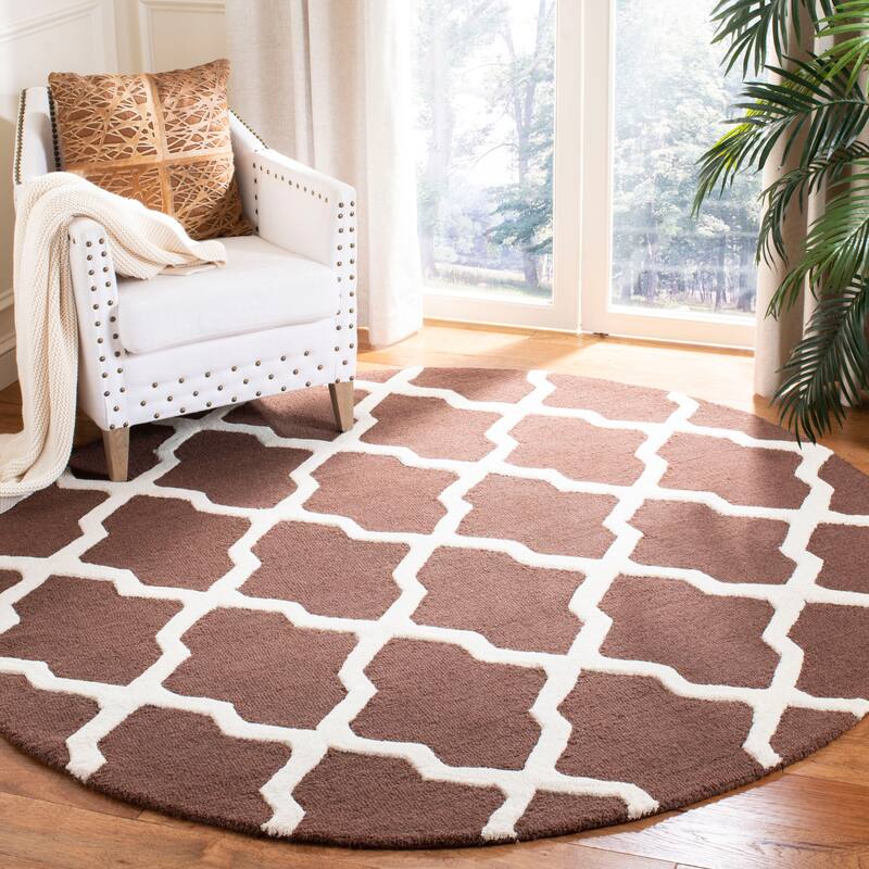 SAFAVIEH Handmade Cambridge Eirny Moroccan Trellis Wool Rug - 6' Round - Dark Brown/Ivory