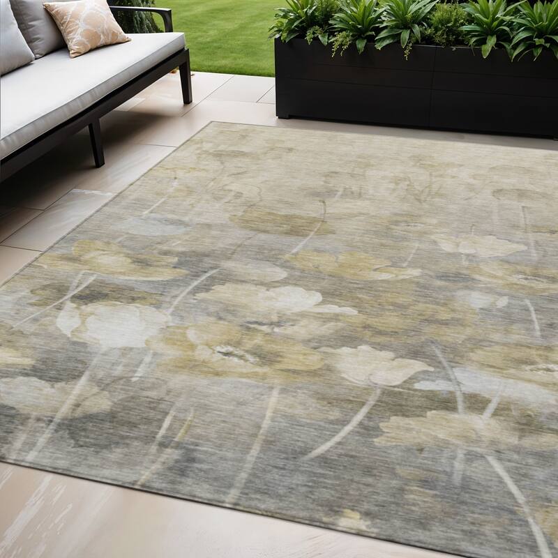 HomeRoots Floral Transitional Rectangle Outdoor Rug - 5' X 8'