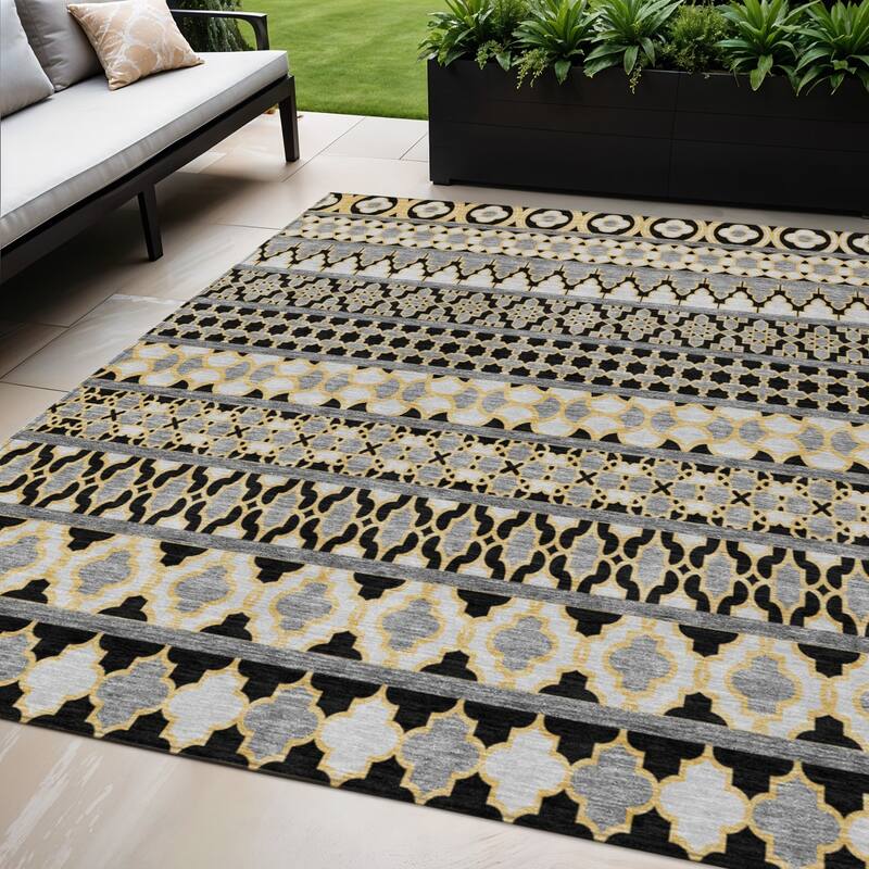 HomeRoots Quatrefoil Transitional Rectangle Outdoor Rug - 5' X 8'