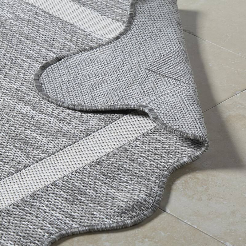 Livabliss Miami Beach Traditional Indoor / Outdoor Area Rug