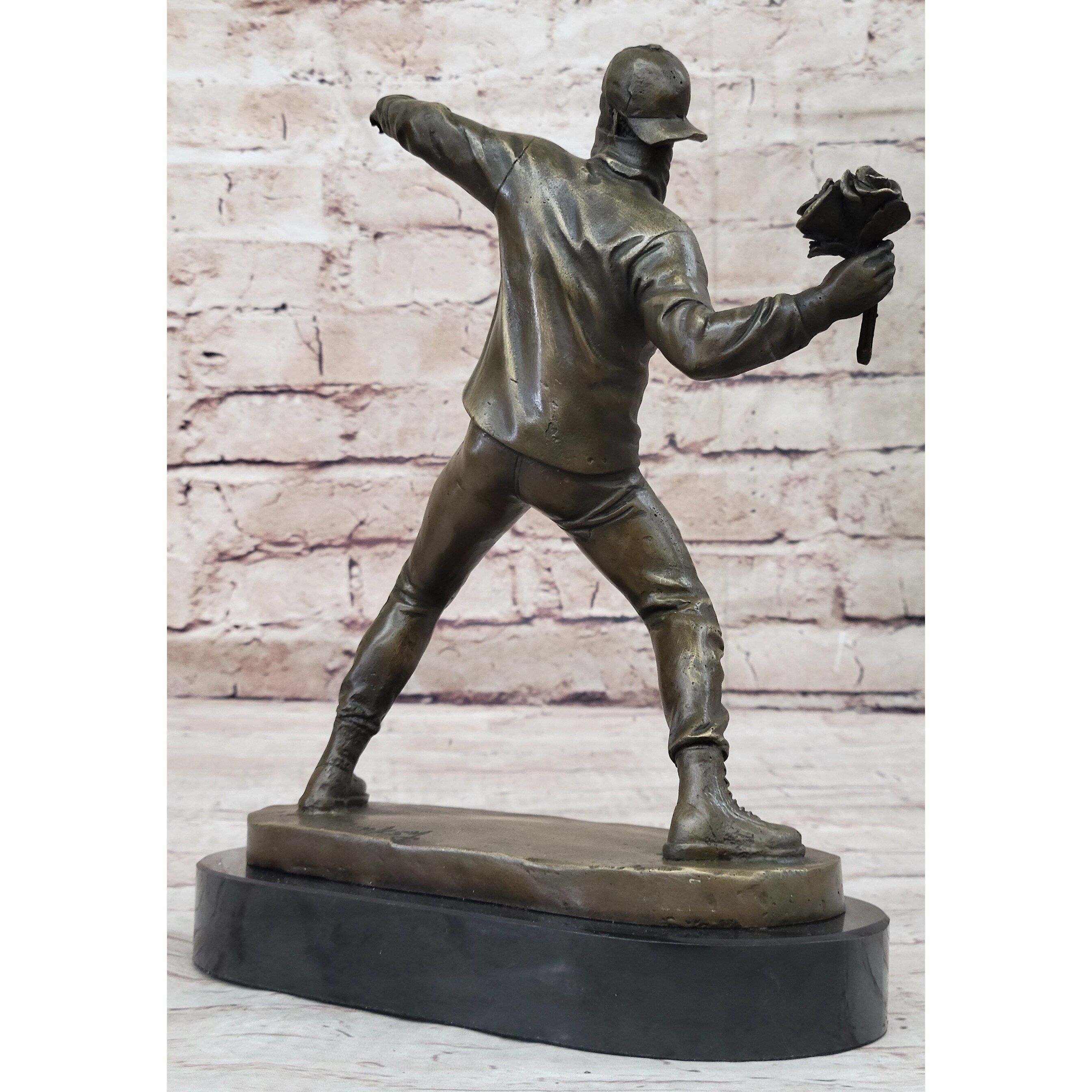 FLOWER BOMBER BRONZE STATUE ♯2 Sculpture, naar het idee van Banksy - flower bomber - 28 cm