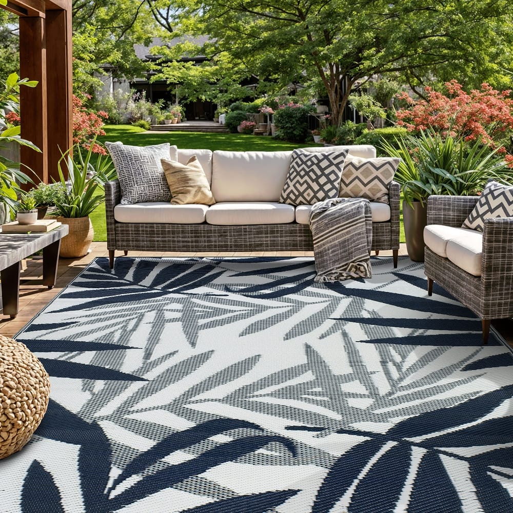 World Rug Gallery Contemporary Floral Leaves Reversible Recycled Plastic Outdoor Rugs
