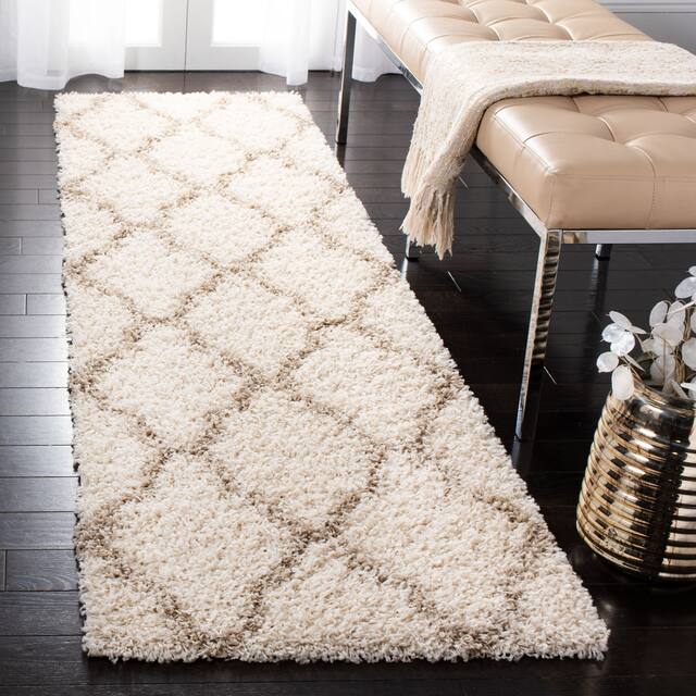 SAFAVIEH Dallas Shag Giusy Trellis 1.5-inch Thick Rug - 2'3" x 20' Runner - Ivory/Beige