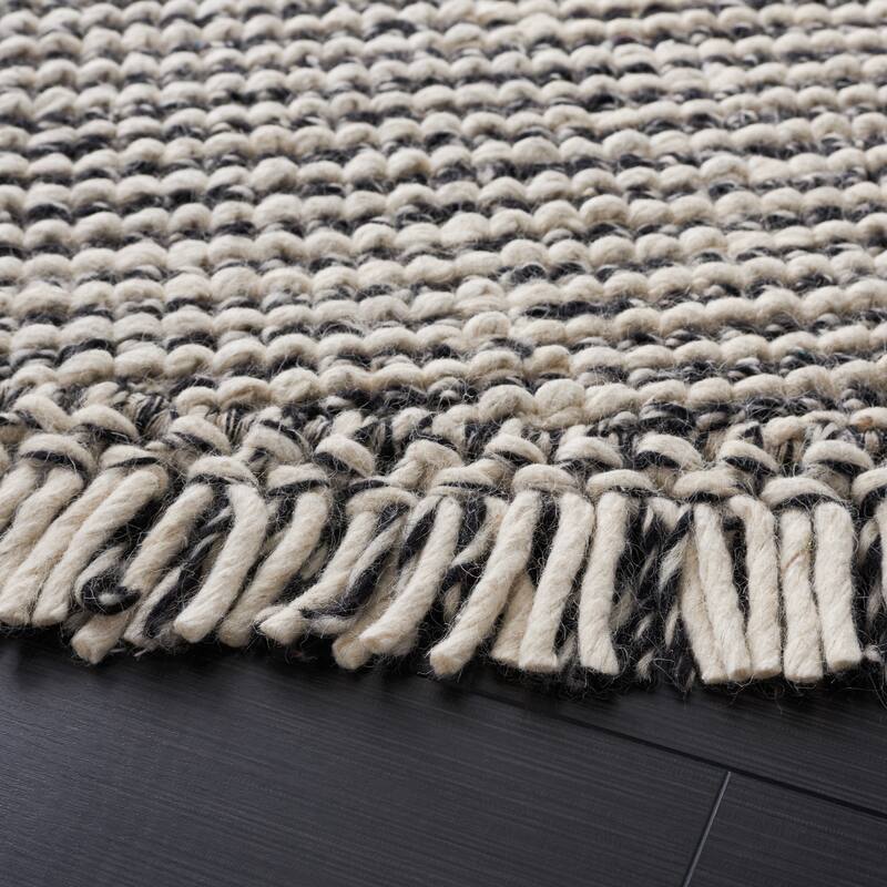 SAFAVIEH Natura Bernetta Wool Fringe Rug
