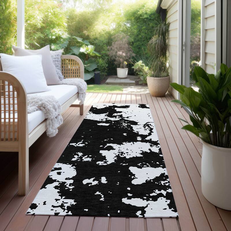 Machine Washable Indoor/ Outdoor Chantille Abstract Rug - Black - 2'3" x 7'6"