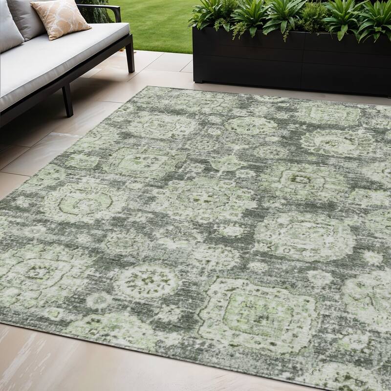 HomeRoots Floral Transitional Rectangle Outdoor Rug - 5' X 8'