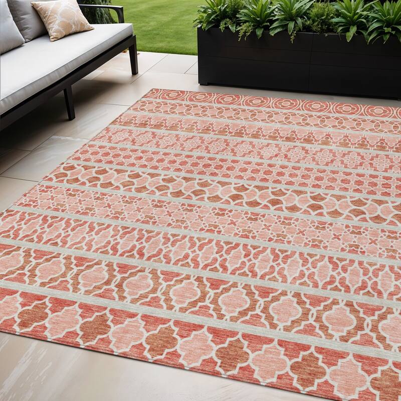 HomeRoots Quatrefoil Transitional Rectangle Outdoor Rug - 5' X 8'