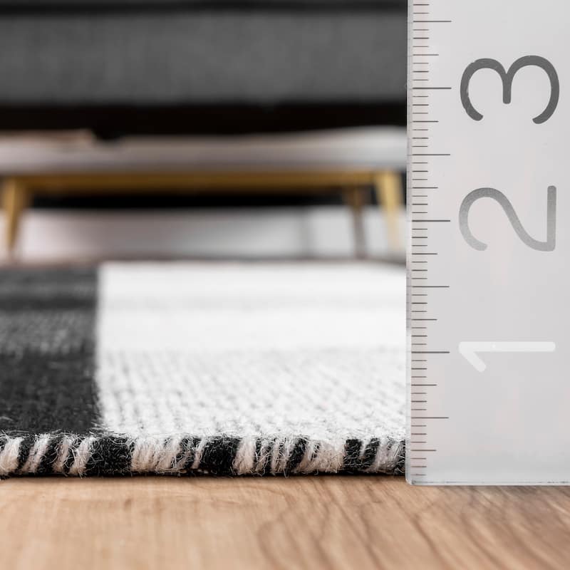 Nuloom Fay Buffalo Plaid Fringe Area Rug