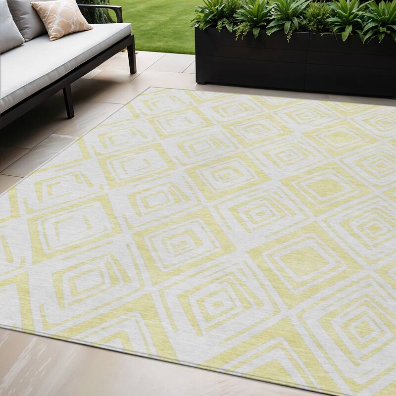 HomeRoots Geometric Transitional Rectangle Outdoor Rug - 5' X 8'