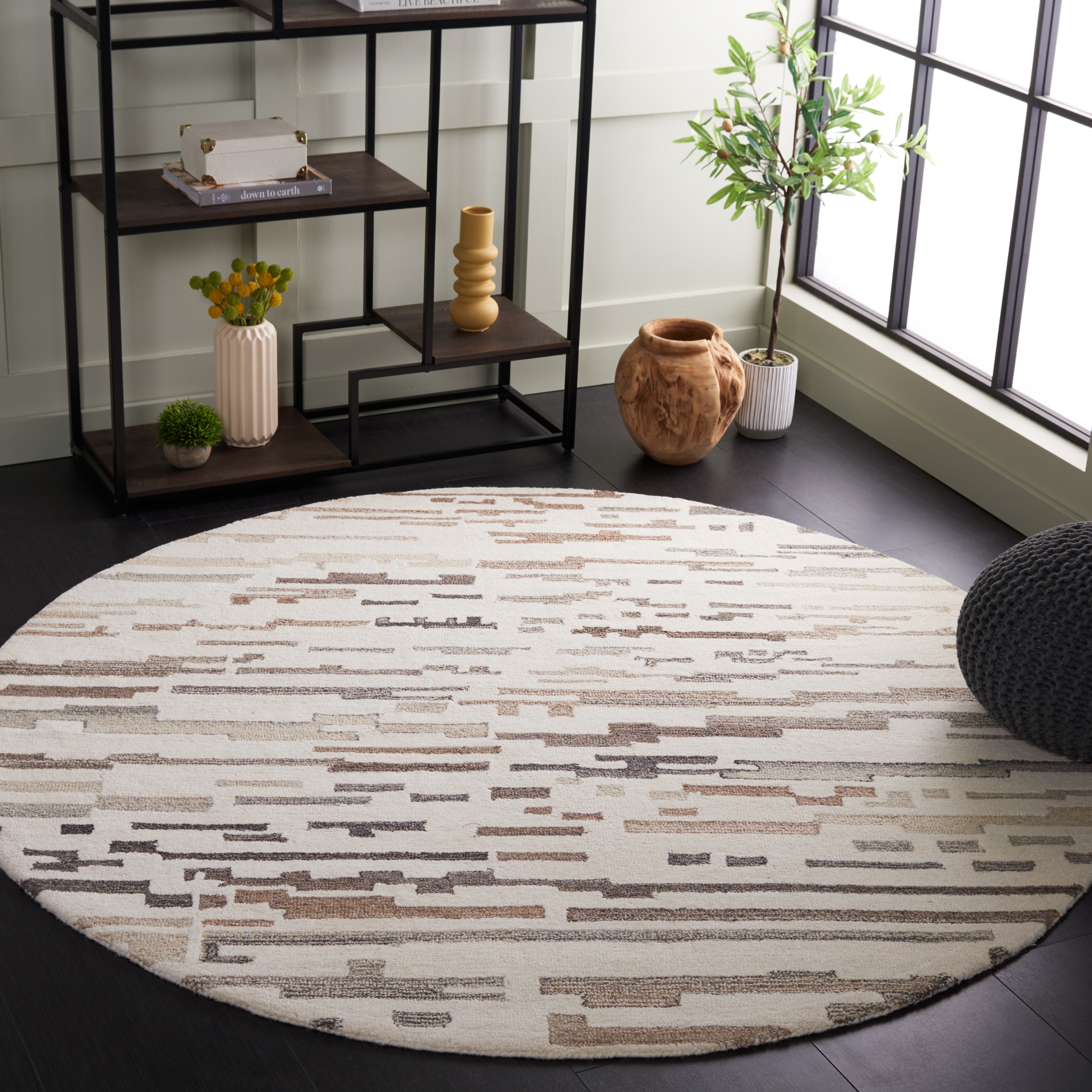 SAFAVIEH Handmade Ebony Alkis Modern Wool Rug - 50-60