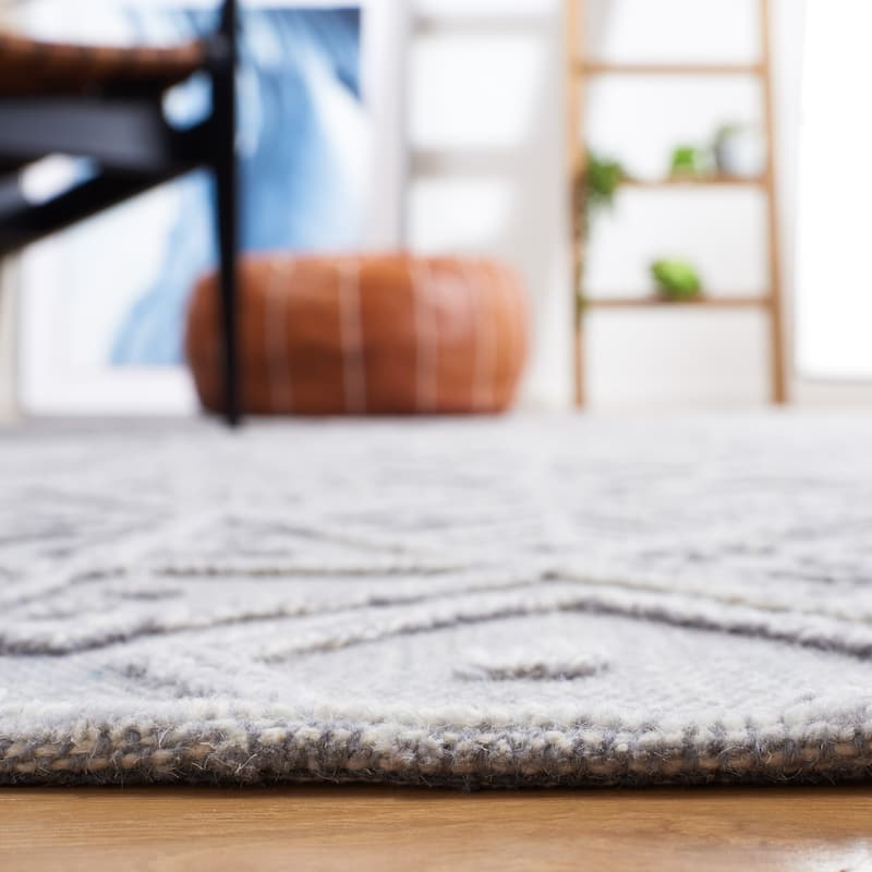SAFAVIEH Handmade Textual Stephany Wool Rug
