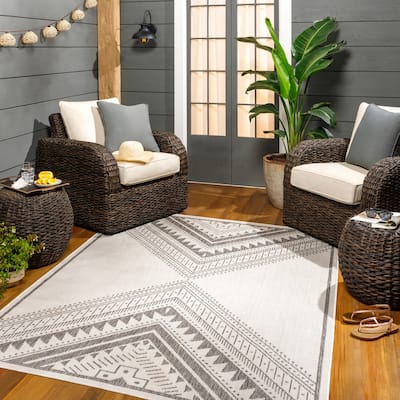 Livabliss Searia Indoor/ Outdoor Boho Diamond Area Rug