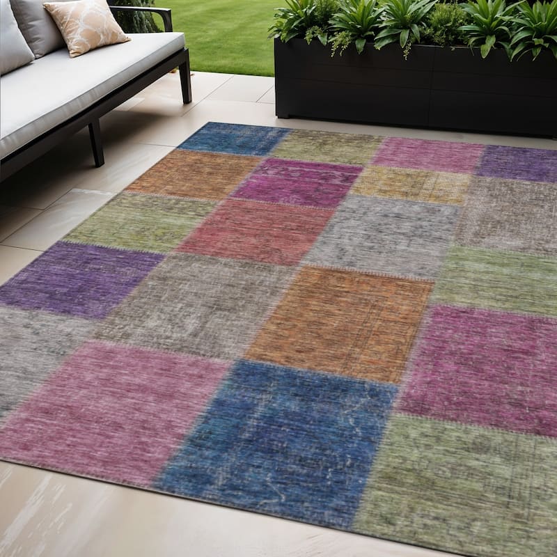 HomeRoots Patchwork Transitional Rectangle Outdoor Rug - 5' X 8'