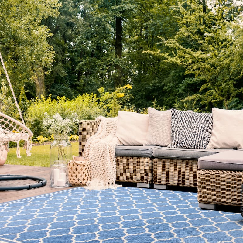 SAFAVIEH Courtyard Kristelle Indoor/ Outdoor Waterproof Patio Backyard Rug - 6'7" x 9'6" - Blue/Beige