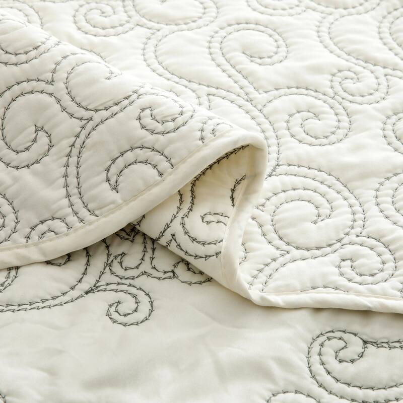 Serenta Damask Oversized 4-piece Bedspread Set