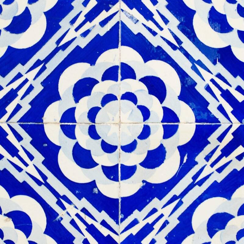 HomeRoots 4" X 4" Blue And White Gerbera Peel And Stick Removable Tiles